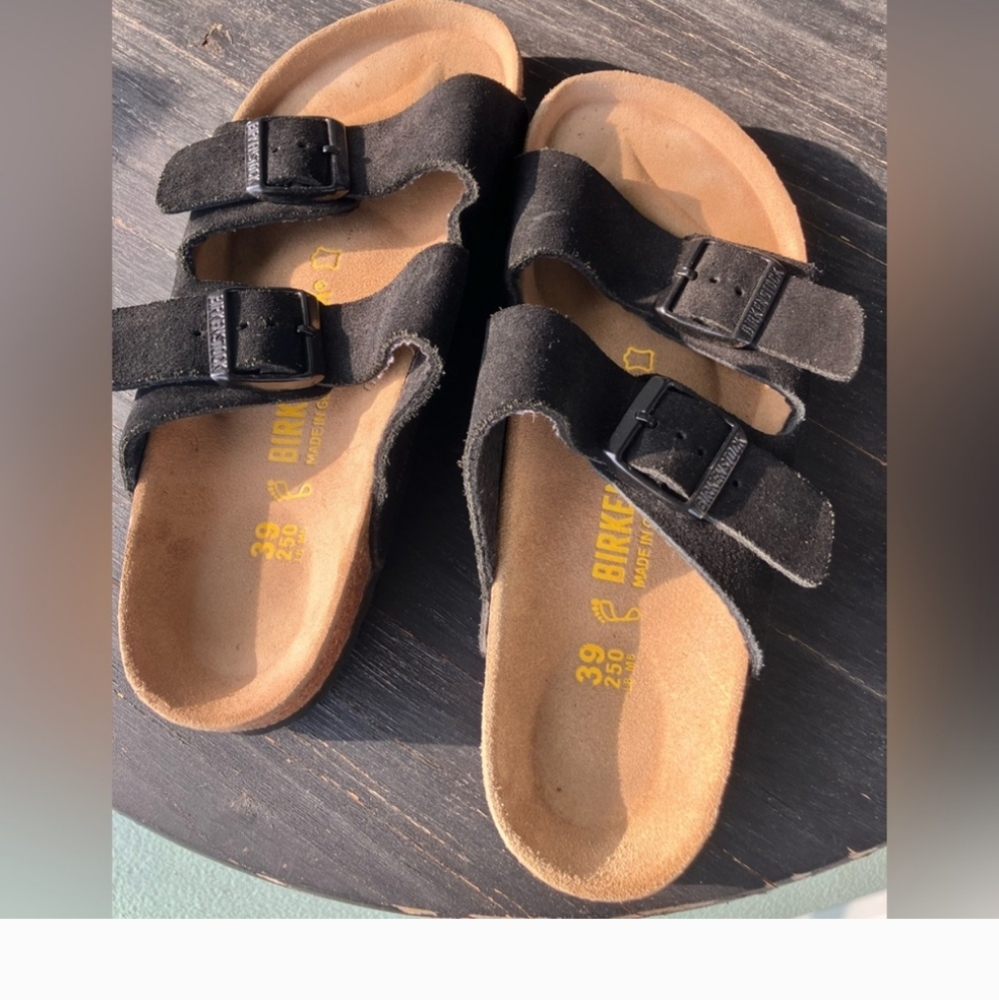Women’s Birkenstock Arizona Sandals, size 39 gently used.